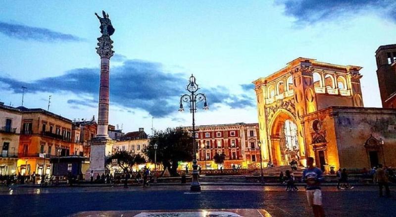 "Il Vecchio Salone" Appartamento In Pieno Centro Con Garage Privato Lecce Kültér fotó
