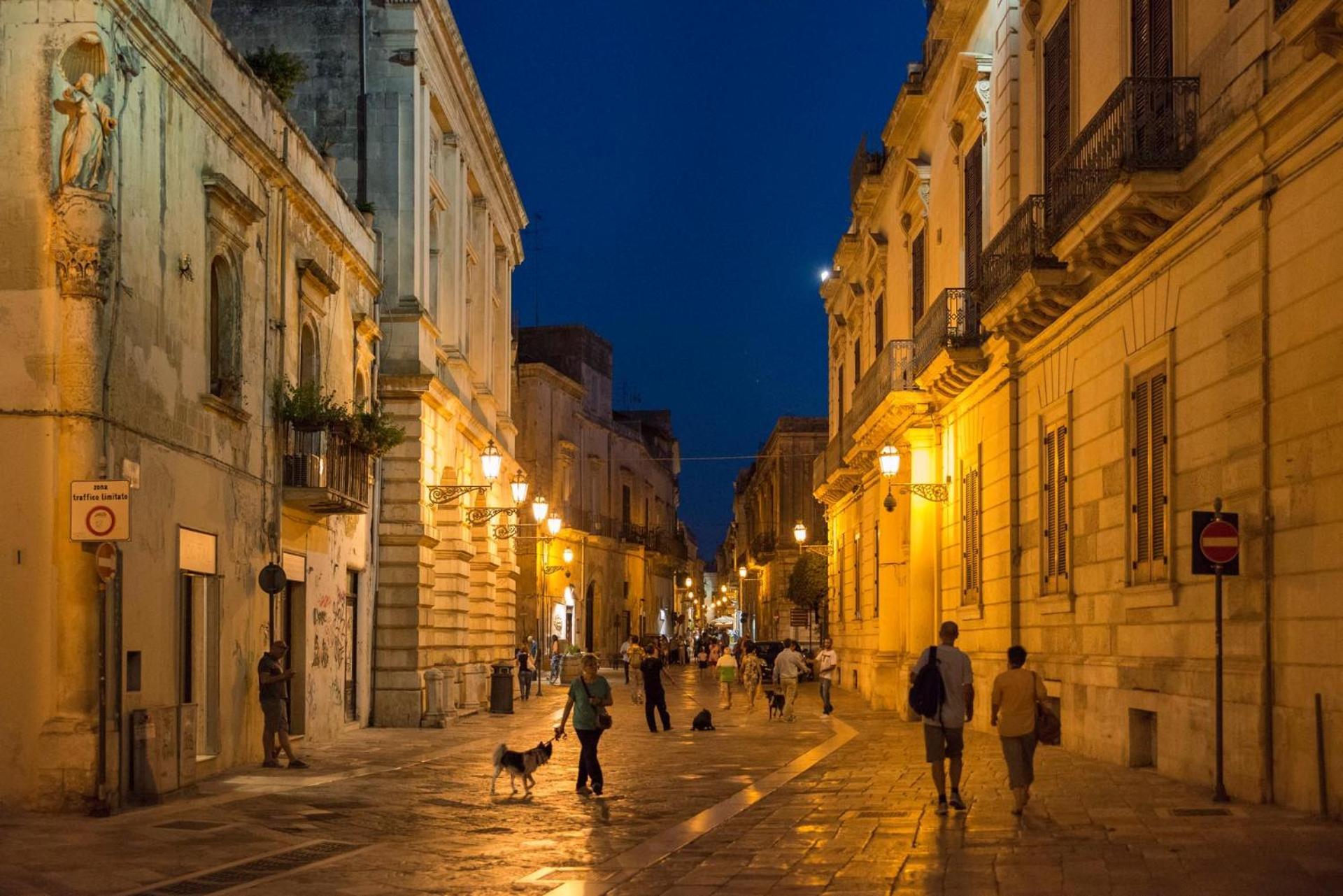 "Il Vecchio Salone" Appartamento In Pieno Centro Con Garage Privato Lecce Kültér fotó